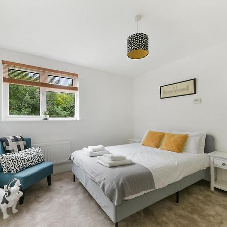 Spacious, Quiet And Modern Apartment London Kültér fotó