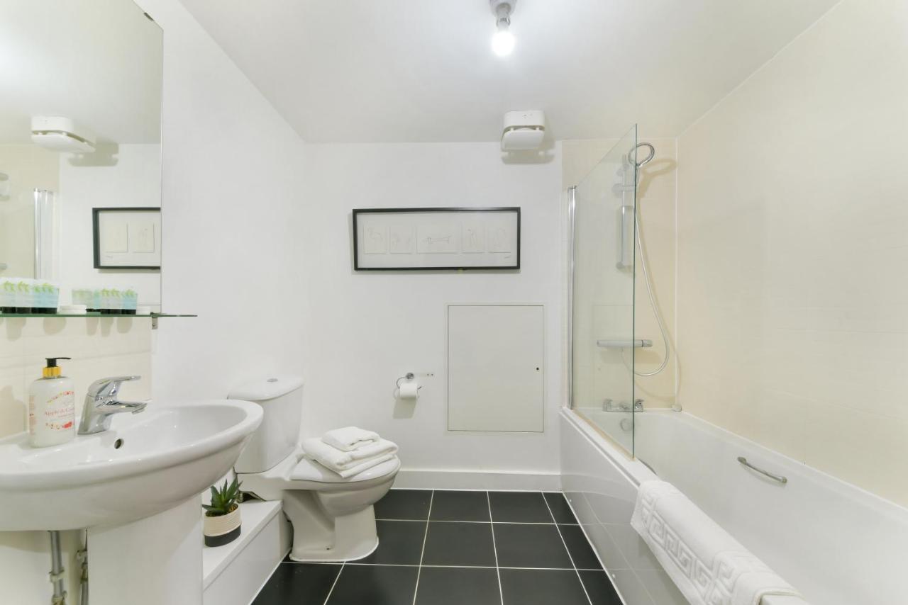 Spacious, Quiet And Modern Apartment London Kültér fotó